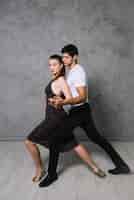 Photo gratuite jeunes partenaires de danse dansant le tango