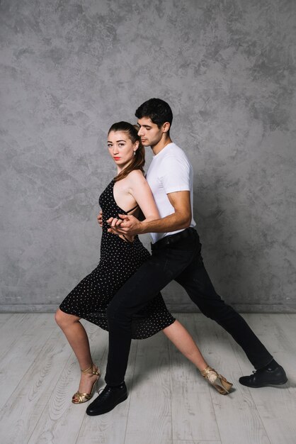 Jeunes partenaires de danse dansant le tango