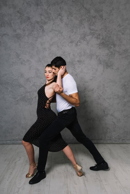Jeunes partenaires de danse dansant le tango