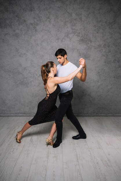 Jeunes partenaires de danse dansant le tango