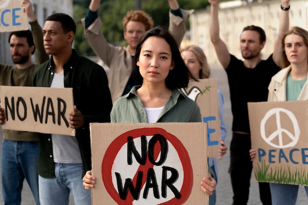 Photo gratuite jeunes participant à une manifestation contre la guerre