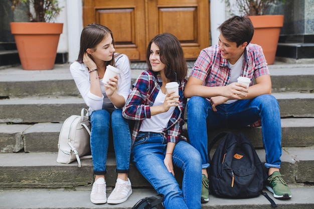 Photo gratuite les jeunes posant avec du café