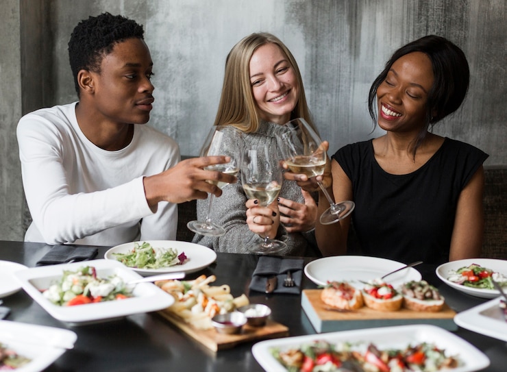 Photo gratuit jeunes positifs en train de dîner ensemble