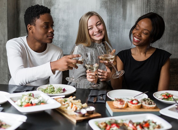 Jeunes positifs en train de dîner ensemble