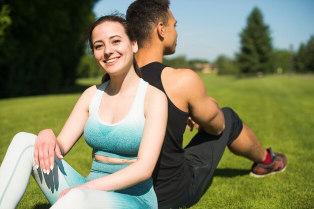 Jeunes pratiquant un sport en plein air