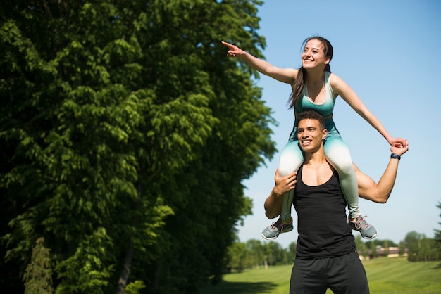 Jeunes pratiquant un sport en plein air