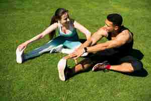 Photo gratuite jeunes pratiquant un sport en plein air