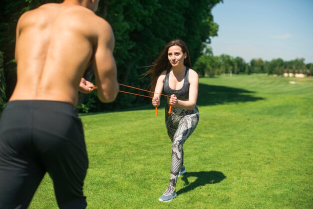 Jeunes pratiquant un sport en plein air