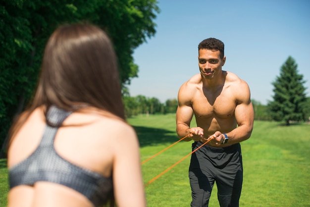 Photo gratuite jeunes pratiquant un sport en plein air