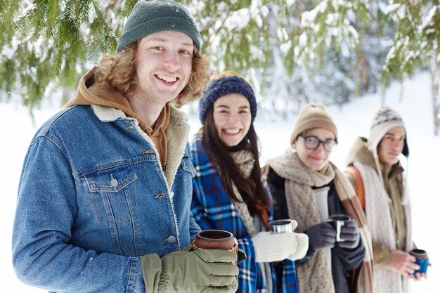 Jeunes profitant des vacances d'hiver