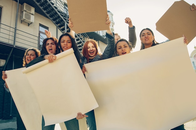 Les jeunes protestent contre les droits des femmes et l'égalité dans la rue