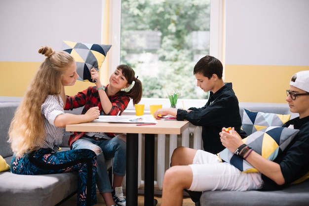 Les jeunes qui sortent à table