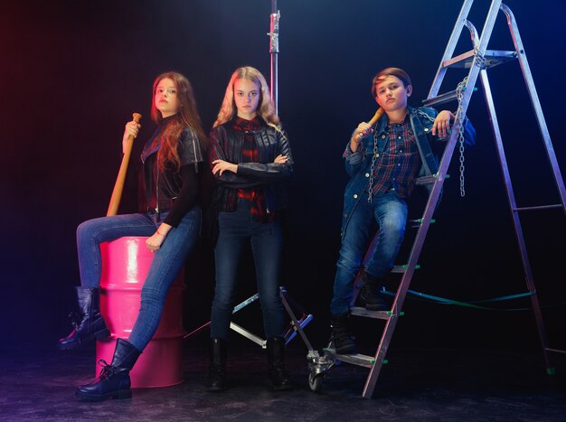 Jeunes rebelles. Portrait en pied d'enfants arrogants en jeans élégants et vêtements en cuir. Concept d'émeute chez les adolescentes, mode pour enfants, non-conformisme et énergie jeune. Mode de vie moderne.