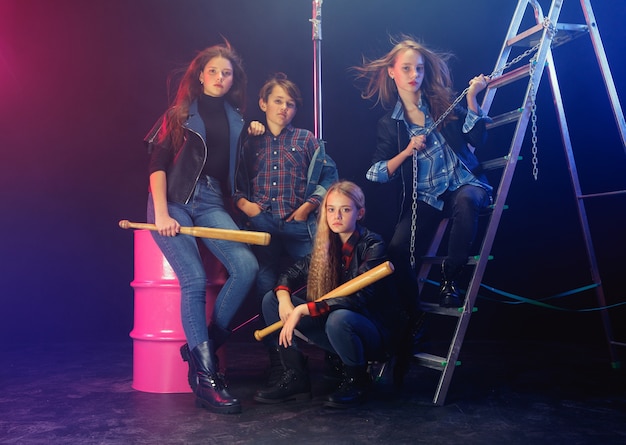 Photo gratuite jeunes rebelles. portrait en pied d'enfants arrogants en jeans élégants et vêtements en cuir. concept d'émeute chez les adolescentes, mode pour enfants, non-conformisme et énergie jeune. mode de vie moderne.