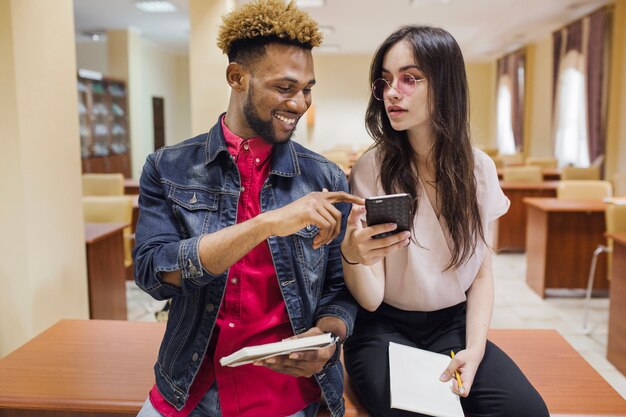 Les jeunes regardent le smartphone