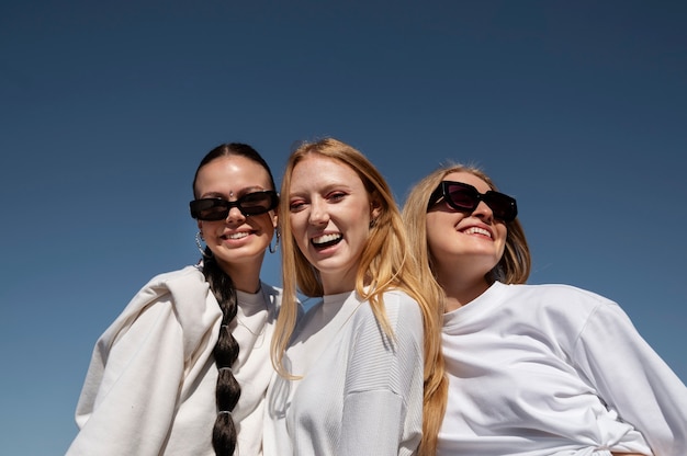 Photo gratuite jeunes s'amusant à la fête blanche