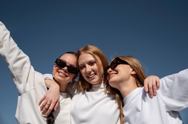 Photo gratuite jeunes s'amusant à la fête blanche