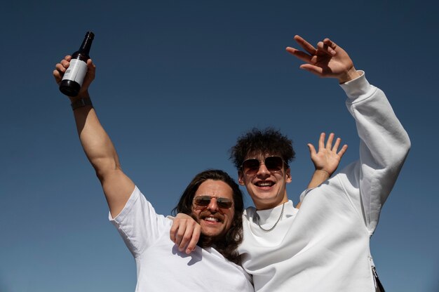 Jeunes s'amusant à la fête blanche