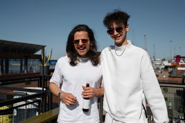 Photo gratuite jeunes s'amusant à la fête blanche