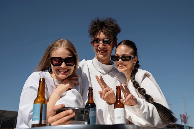 Jeunes s'amusant à la fête blanche