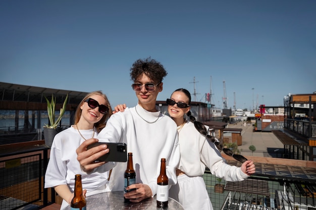 Photo gratuite jeunes s'amusant à la fête blanche