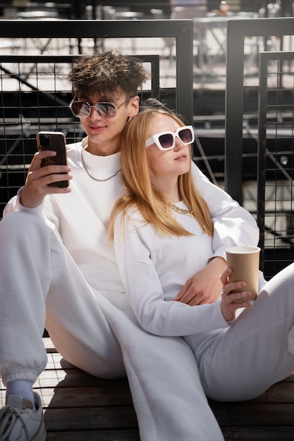 Photo gratuite jeunes s'amusant à la fête blanche