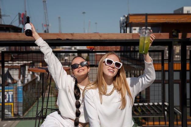 Jeunes s'amusant à la fête blanche