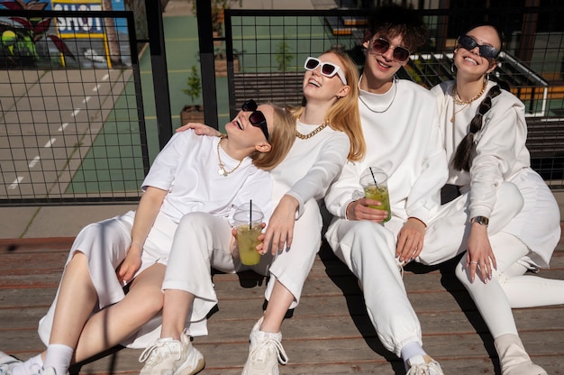 Jeunes s'amusant à la fête blanche