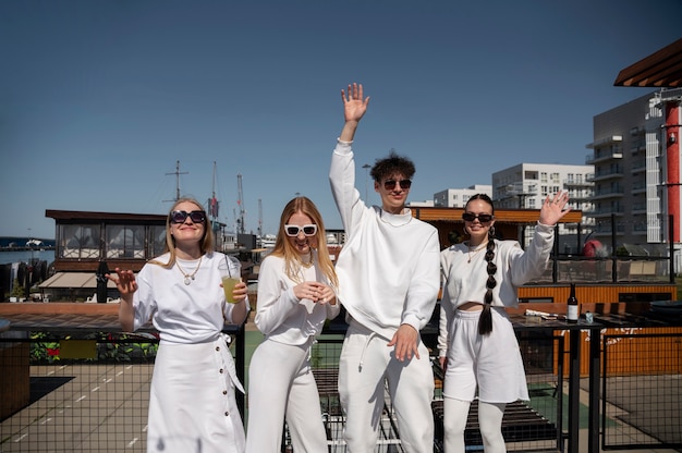 Jeunes s'amusant à la fête blanche