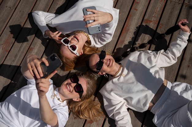 Photo gratuite jeunes s'amusant à la fête blanche