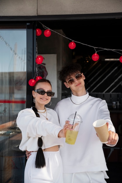 Photo gratuite jeunes s'amusant à la fête blanche