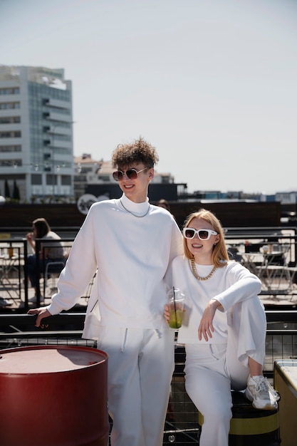 Photo gratuite jeunes s'amusant à la fête blanche