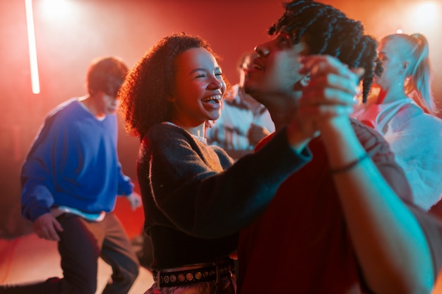 Photo gratuite des jeunes s'amusant à la fête.