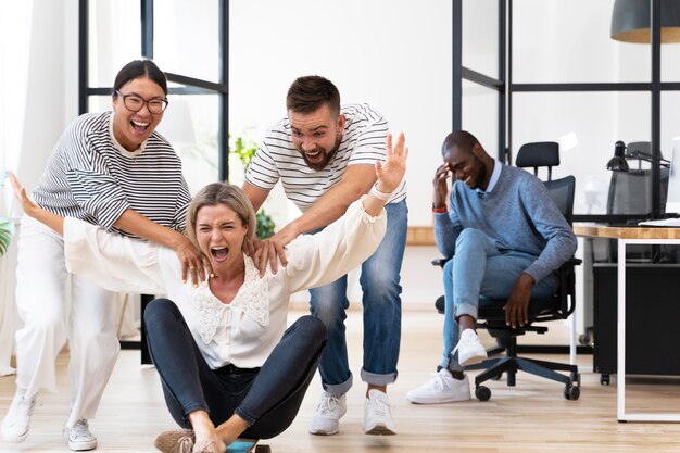 Les jeunes s'amusant en pause de travail