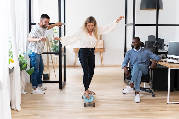 Les jeunes s'amusant en pause de travail