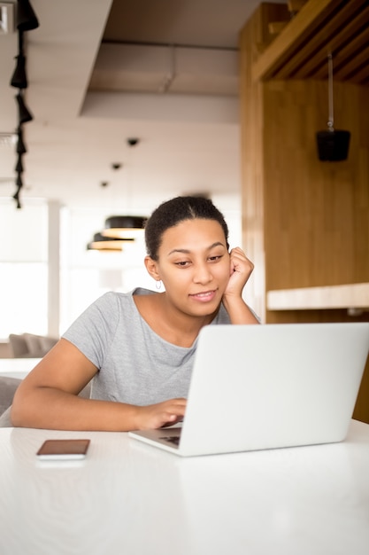 jeunes sans fil utilisant la technologie pigiste