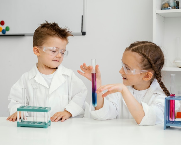 Jeunes scientifiques de garçon et fille faisant des expériences en laboratoire