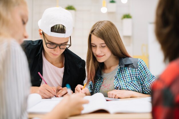 Les jeunes se communiquent en classe