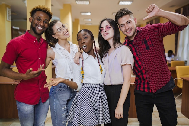 Photo gratuite les jeunes se posent en jouet