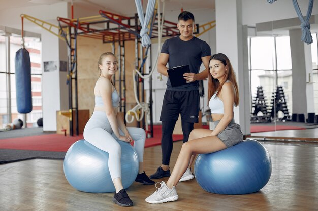 Jeunes sportifs s'entraînant dans une salle de sport le matin