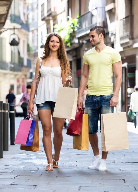 Jeunes touristes en tournée de shopping