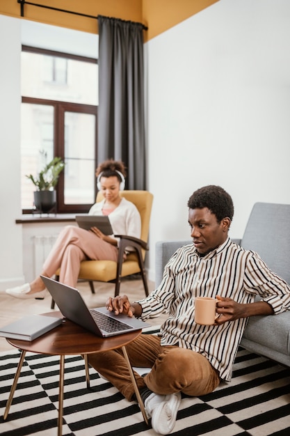 Les jeunes travaillant dans un endroit moderne