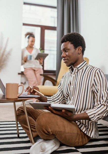 Les jeunes travaillant dans un endroit moderne