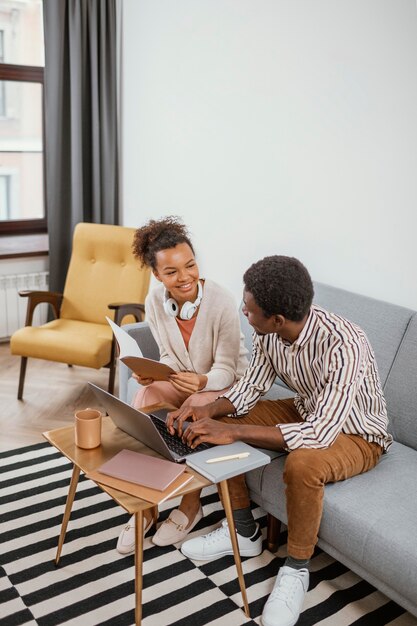 Les jeunes travaillant dans un endroit moderne