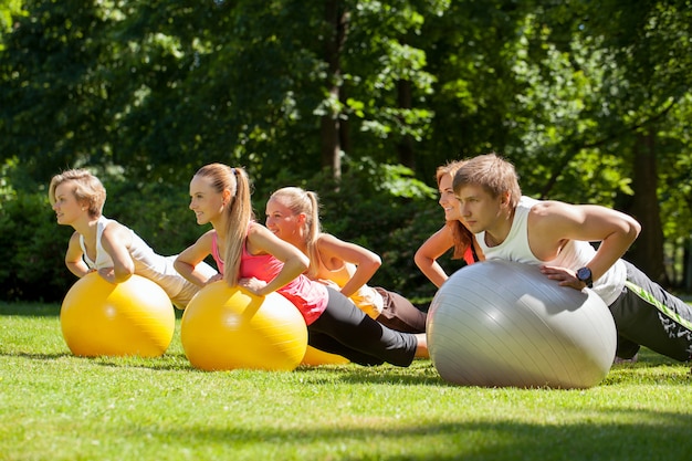 Jeunes travaillant dans un parc