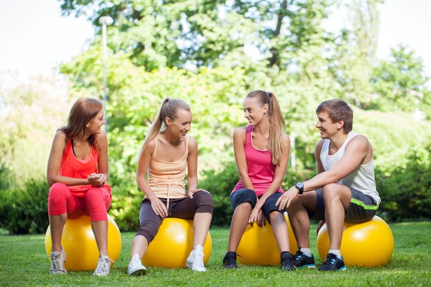 Jeunes travaillant dans un parc