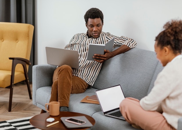 Jeunes travaillant à domicile