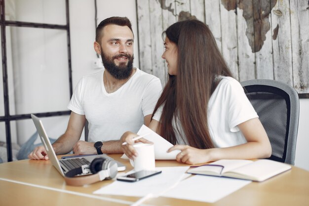 Les jeunes travaillent ensemble et utilisent l'ordinateur portable