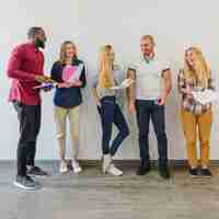 Photo gratuite les jeunes travaillent avec des papiers