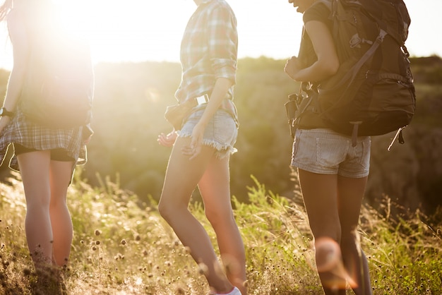 Photo gratuite les jeunes voyageurs belle femme marchant dans le canyon au coucher du soleil